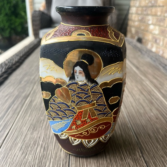 Modern Satsuma Vase 8 inches tall Geisha Scenes Gilded Details - Picture 4 of 6